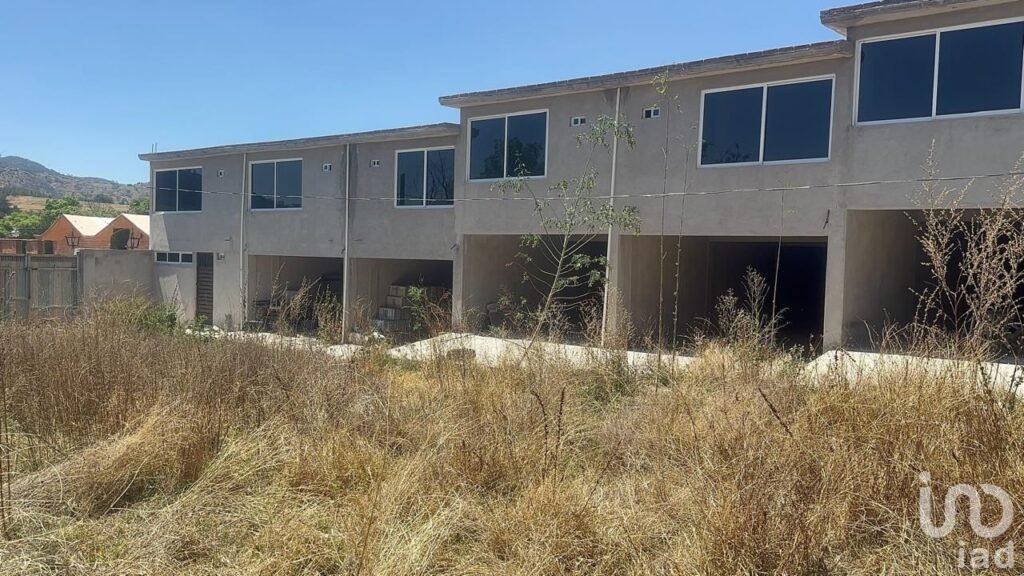 Terreno de 2,154 M2 con Tienda, Bodega y Hotel en Obra Negra, en Santa María Centro, Aculco Méx.