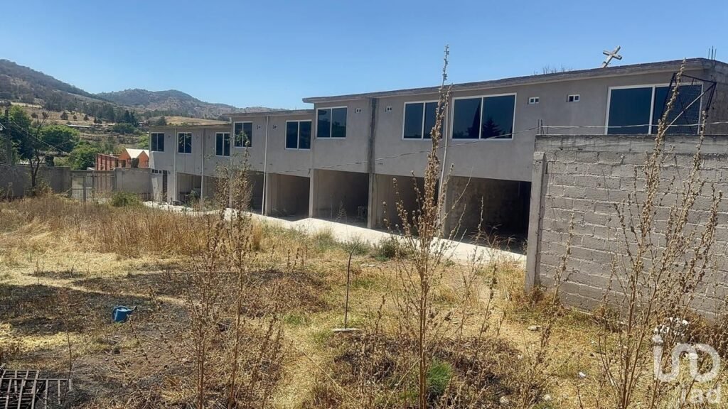 Terreno de 2,154 M2 con Tienda, Bodega y Hotel en Obra Negra, en Santa María Centro, Aculco Méx.