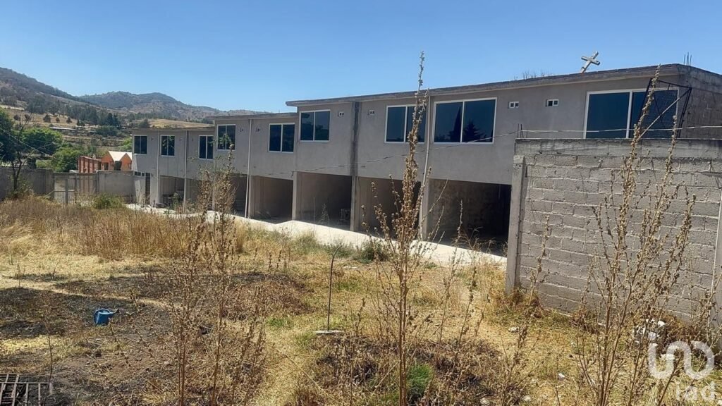 Terreno de 2,154 M2 con Tienda, Bodega y Hotel en Obra Negra, en Santa María Centro, Aculco Méx.
