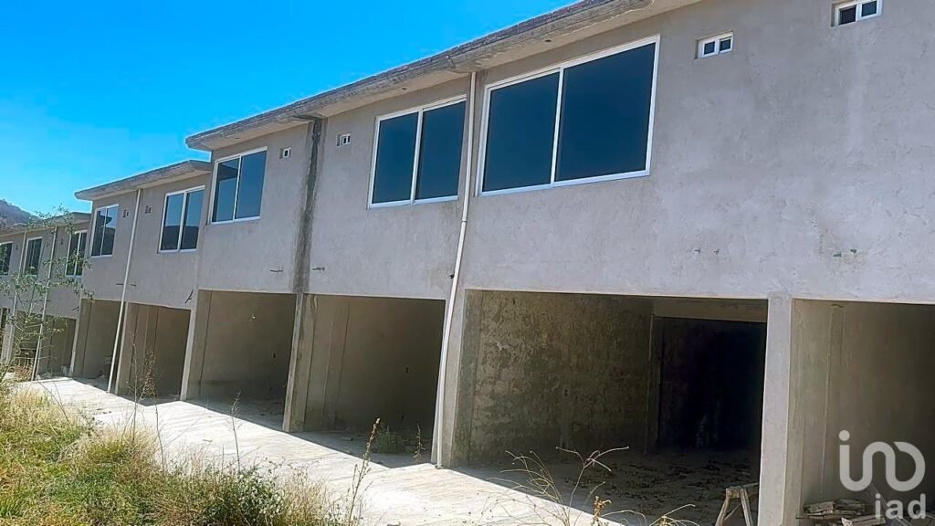 Terreno de 2,154 M2 con Tienda, Bodega y Hotel en Obra Negra, en Santa María Centro, Aculco Méx.