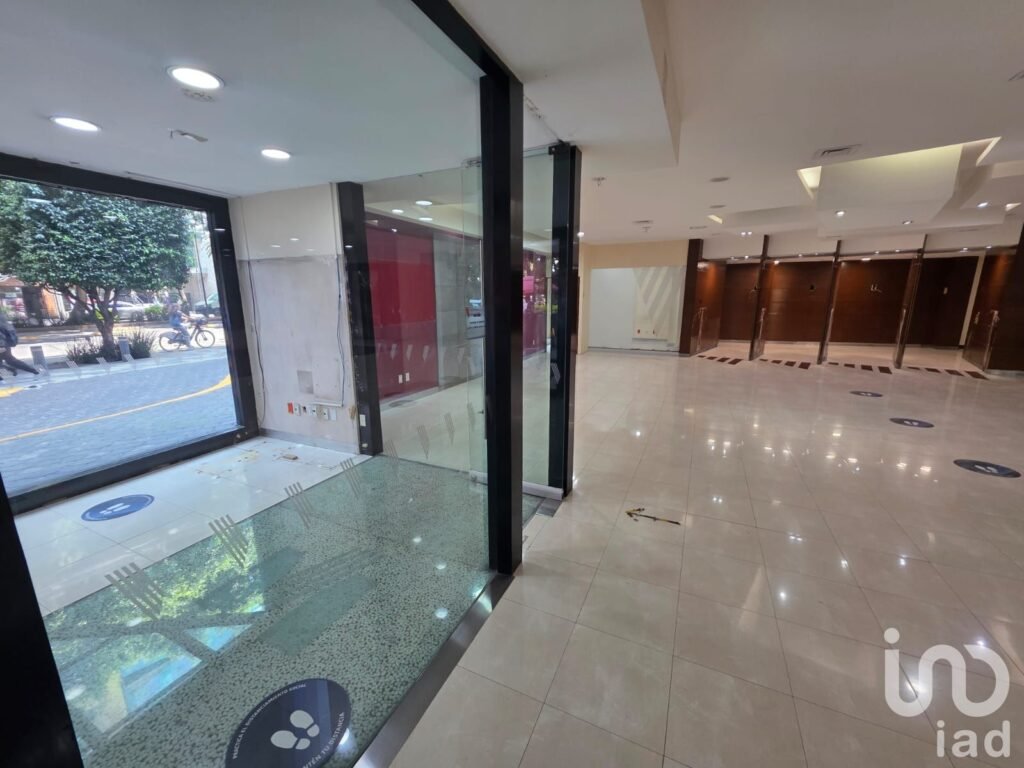 Se renta local comercial en Insurgentes sur.