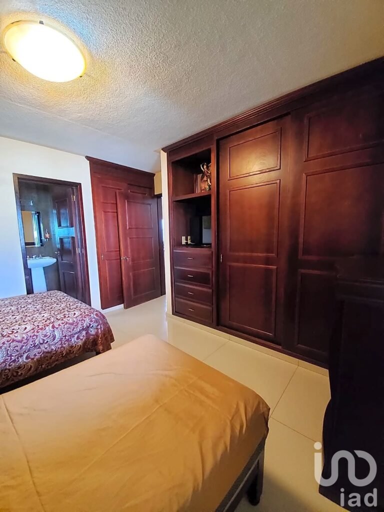 CASA EN VENTA RINCONADA DEL BOSQUE, JUNTO A EXPO GUADALAJARA - 4REC 4EST