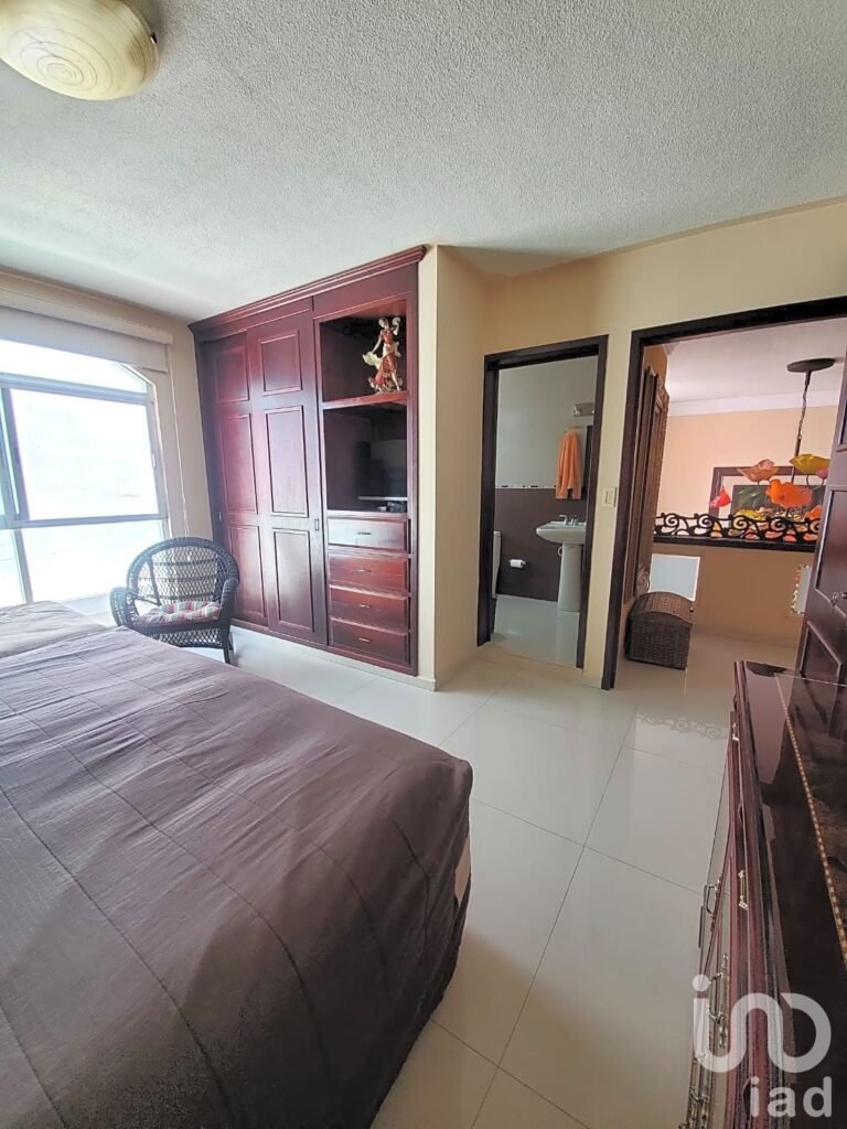 CASA EN VENTA RINCONADA DEL BOSQUE, JUNTO A EXPO GUADALAJARA - 4REC 4EST