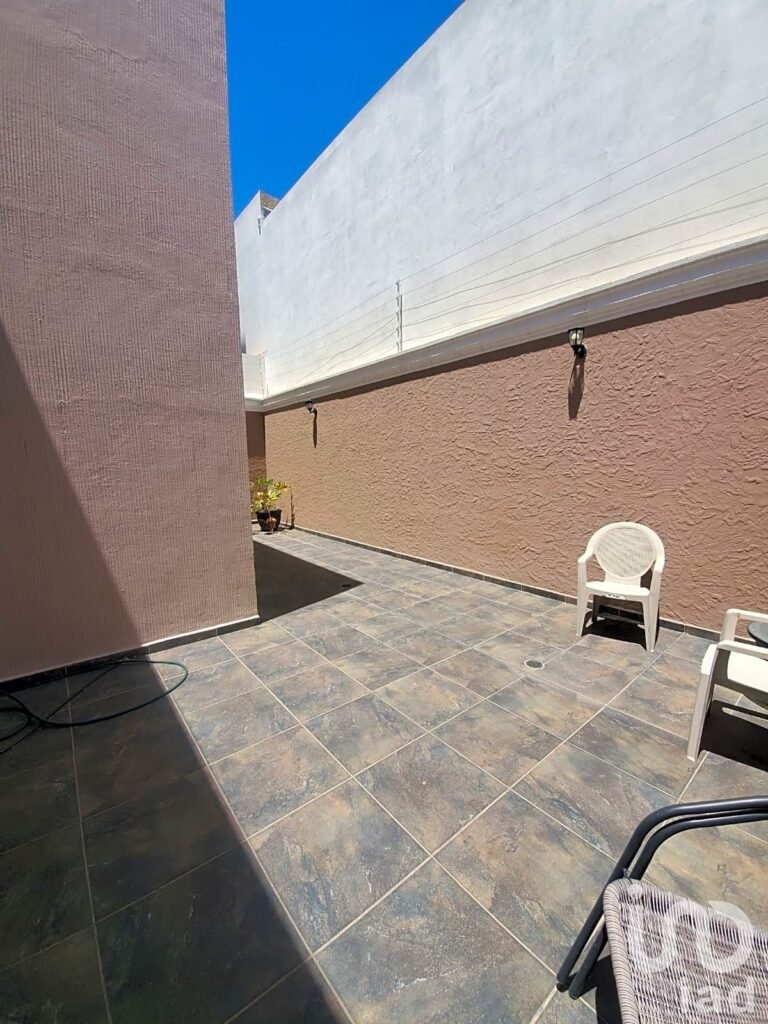 CASA EN VENTA RINCONADA DEL BOSQUE, JUNTO A EXPO GUADALAJARA - 4REC 4EST