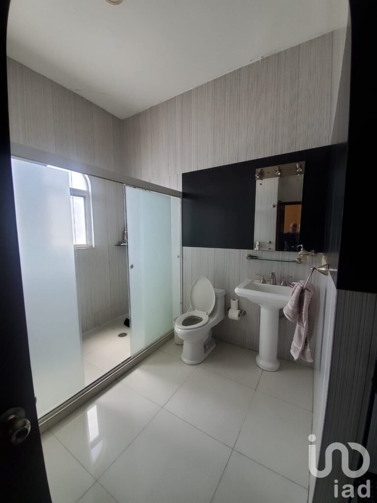 CASA EN VENTA RINCONADA DEL BOSQUE, JUNTO A EXPO GUADALAJARA - 4REC 4EST