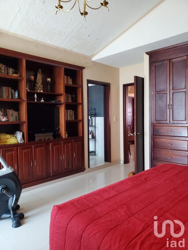 CASA EN VENTA RINCONADA DEL BOSQUE, JUNTO A EXPO GUADALAJARA - 4REC 4EST