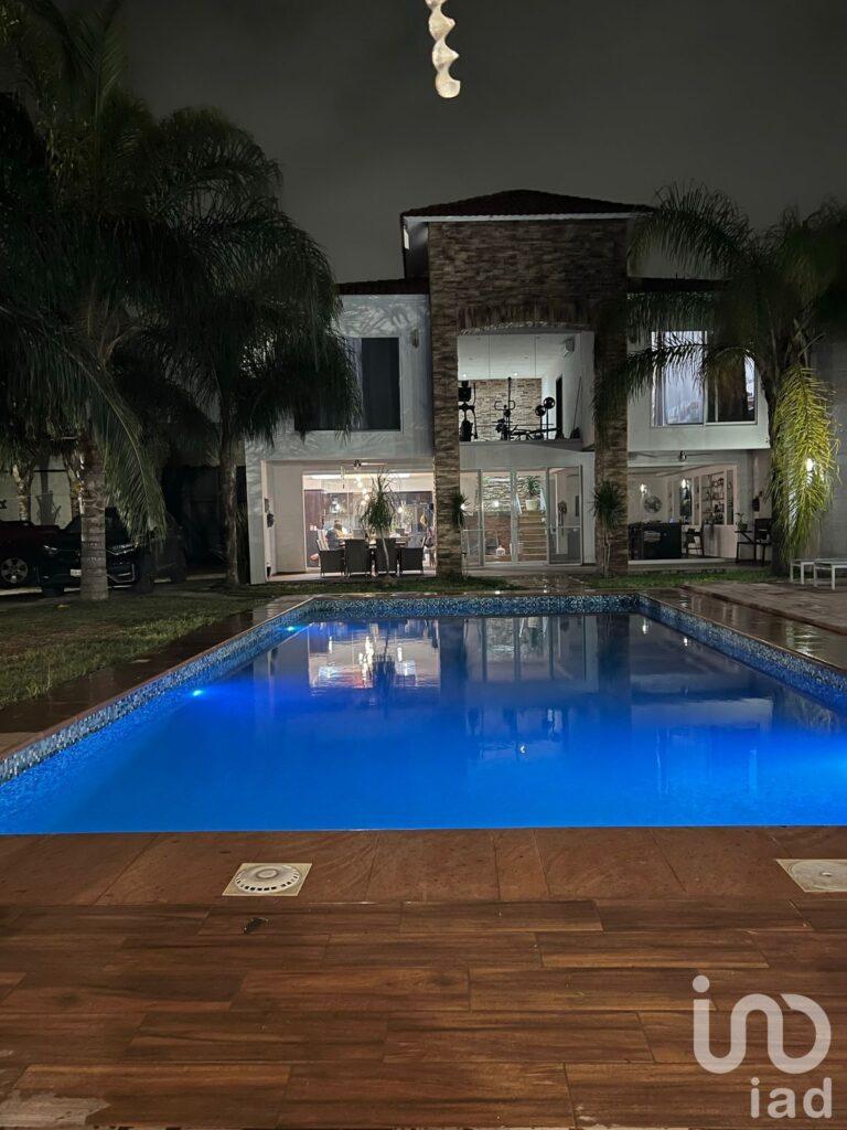 LUJOSA RESIDENCIA CON ALBERCA