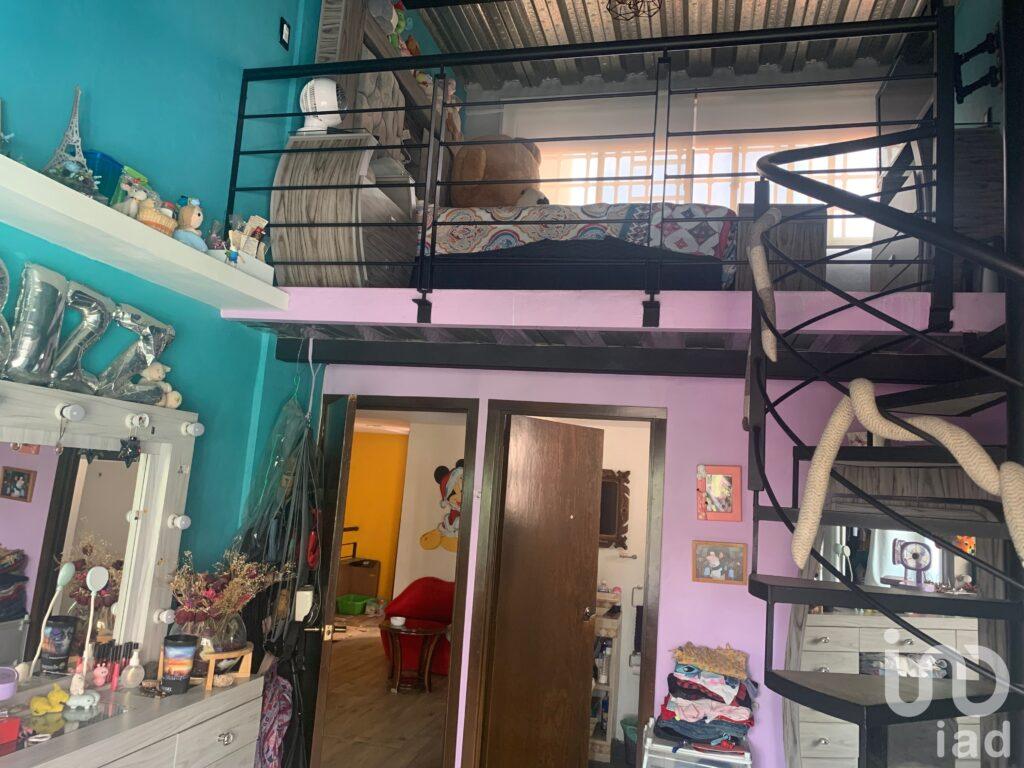 Venta de espaciosa casa de 3 niveles en Col. San Simón