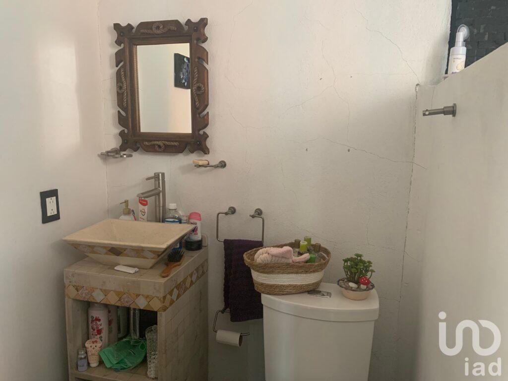 Venta de espaciosa casa de 3 niveles en Col. San Simón