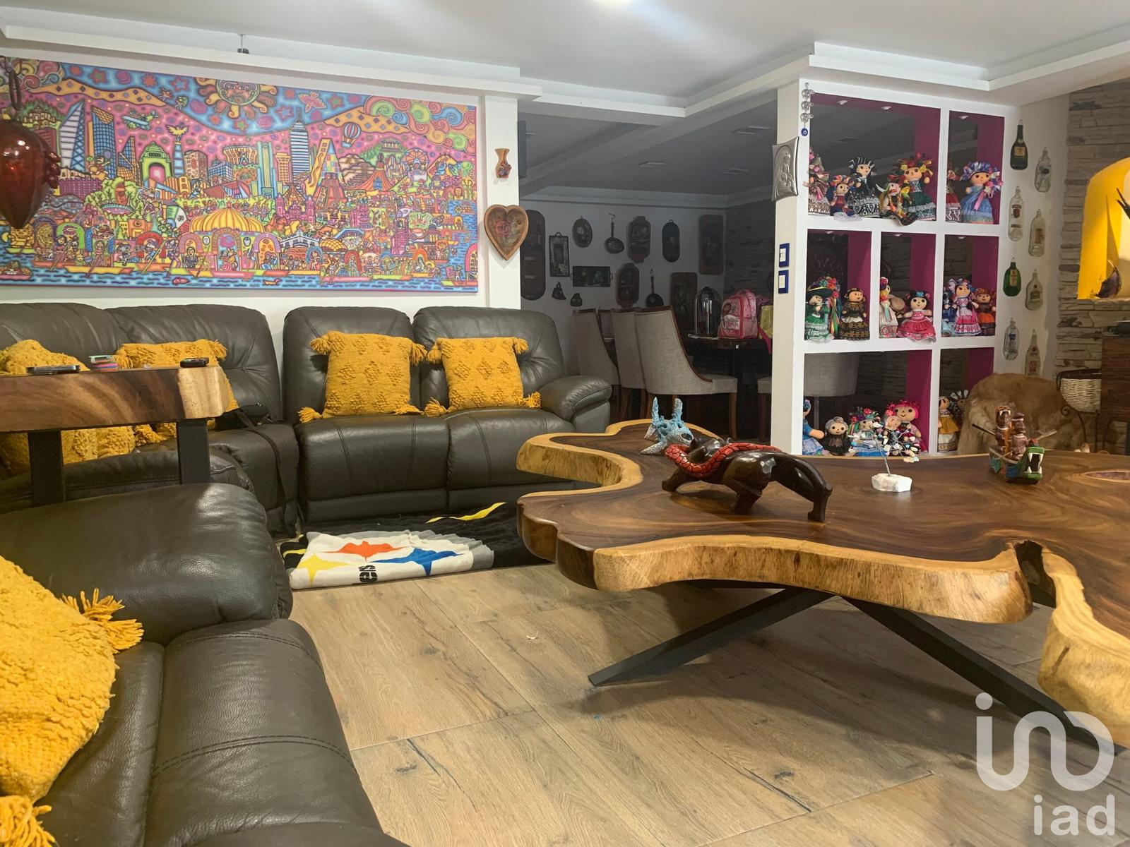 Venta de espaciosa casa de 3 niveles en Col. San Simón