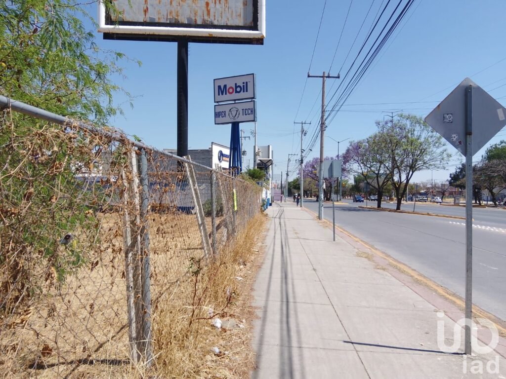Terreno de 5,244 m2 con excelente ubicacion en Av de las Torres, Leon, Gto