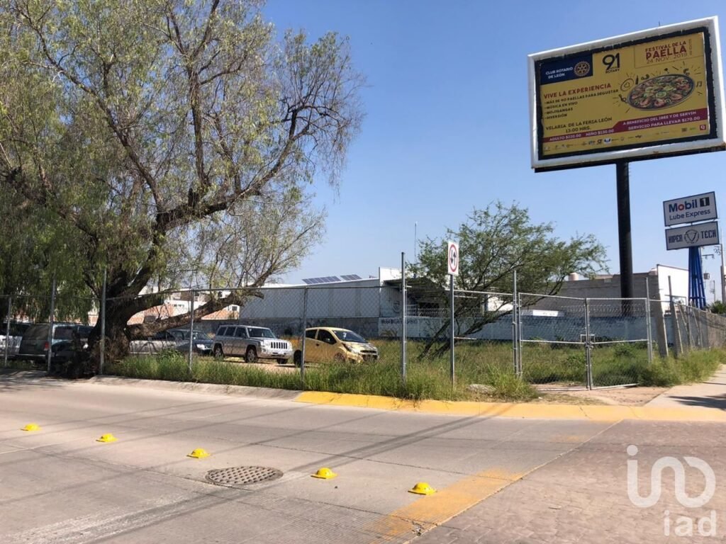 Terreno de 5,244 m2 con excelente ubicacion en Av de las Torres, Leon, Gto