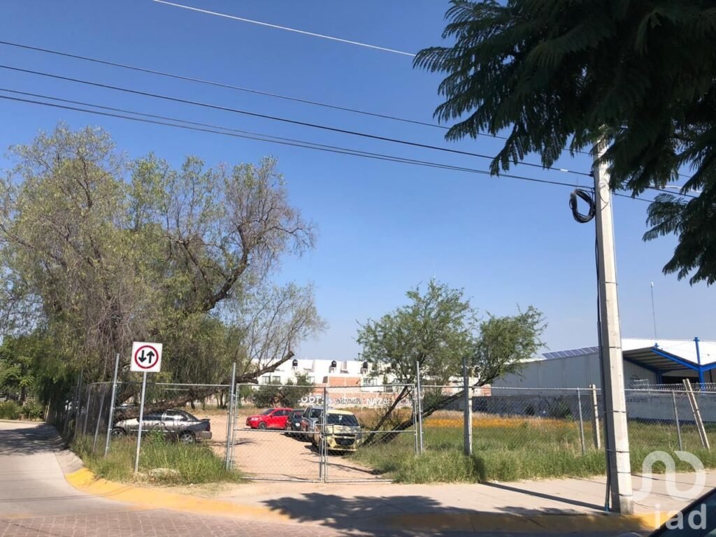 Terreno de 5,244 m2 con excelente ubicacion en Av de las Torres, Leon, Gto
