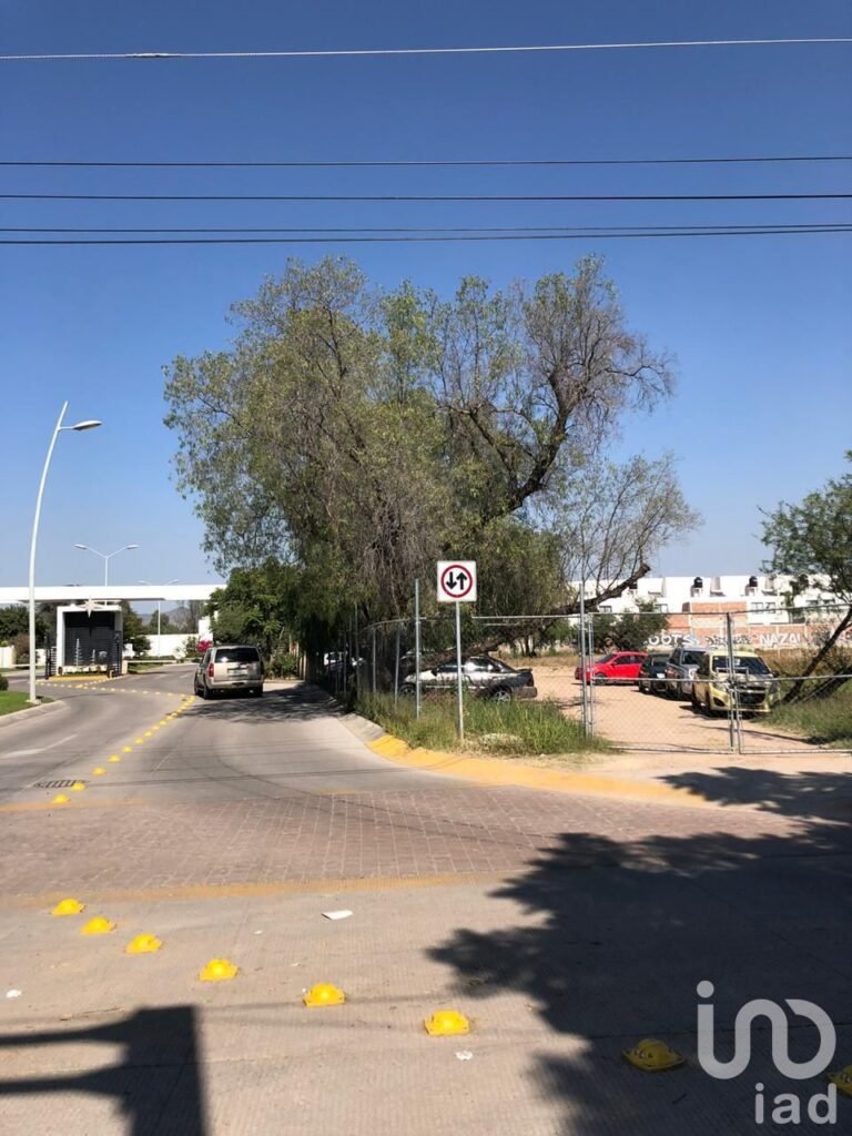Terreno de 5,244 m2 con excelente ubicacion en Av de las Torres, Leon, Gto