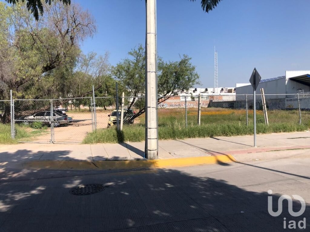 Terreno de 5,244 m2 con excelente ubicacion en Av de las Torres, Leon, Gto