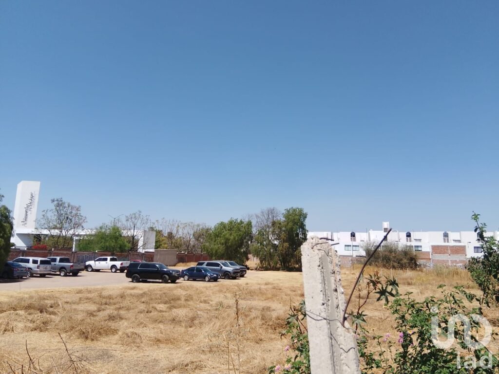 Terreno de 5,244 m2 con excelente ubicacion en Av de las Torres, Leon, Gto
