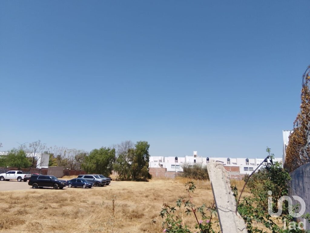Terreno de 5,244 m2 con excelente ubicacion en Av de las Torres, Leon, Gto