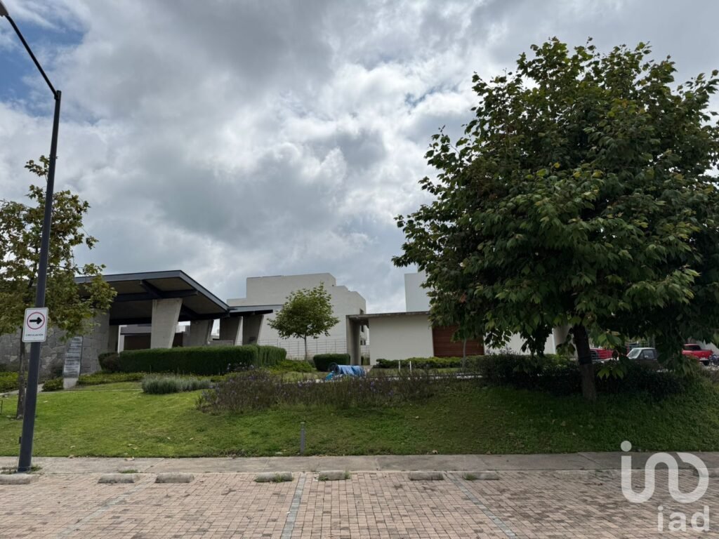 LOTE EN VENTA EN ZONA REAL CON PROYECTO ARQUITECTONICO