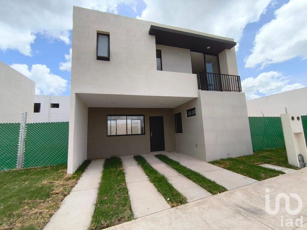 Casa de 4 recamaras en Venta en Cantabria Residencial muy cerca de parque industrial Colinas SLP