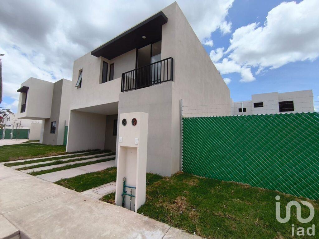 Casa de 4 recamaras en Venta en Cantabria Residencial muy cerca de parque industrial Colinas SLP