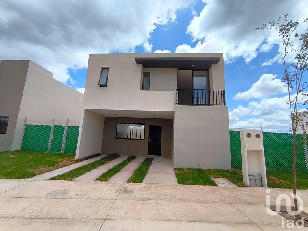 Casa de 4 recamaras en Venta en Cantabria Residencial muy cerca de parque industrial Colinas SLP