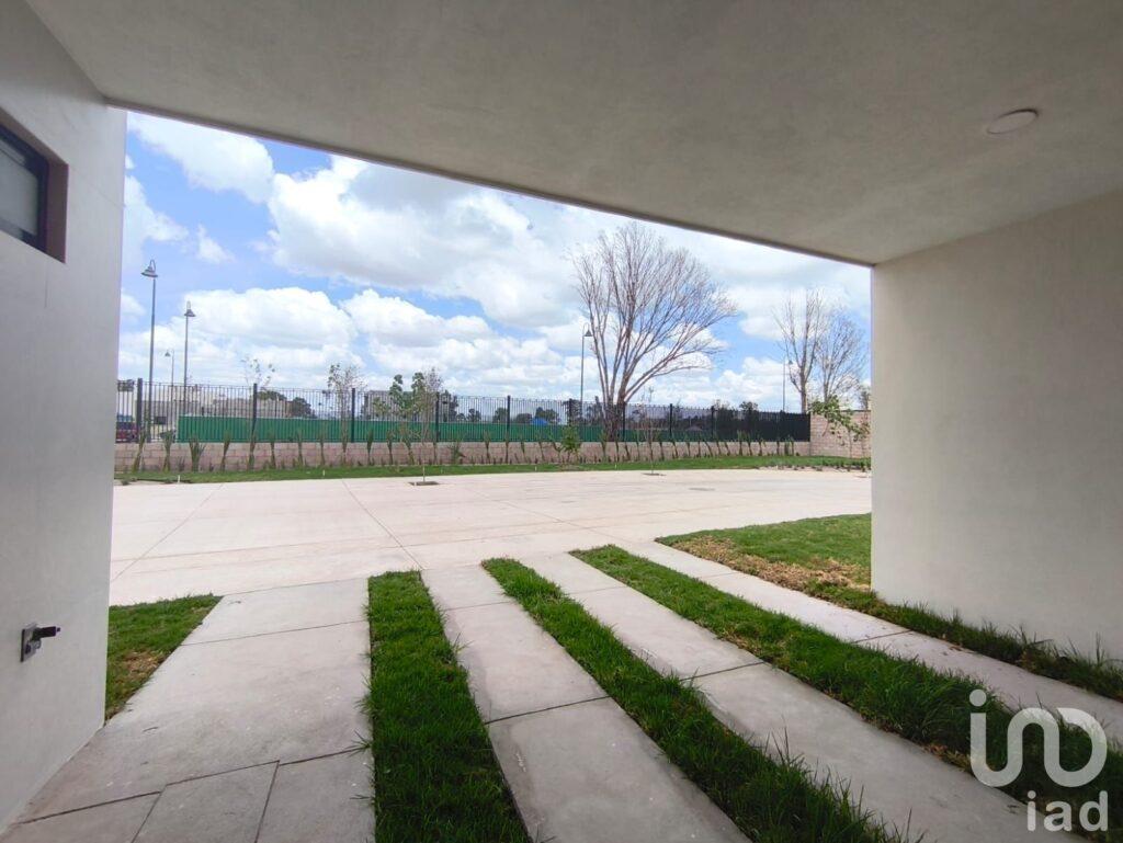 Casa de 4 recamaras en Venta en Cantabria Residencial muy cerca de parque industrial Colinas SLP