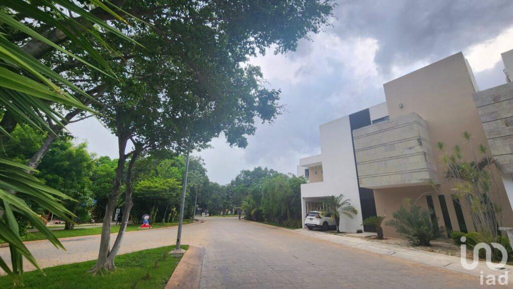 En venta: armonía y lujo en Arbolada, casa de 3 niveles con alberca y paneles solares