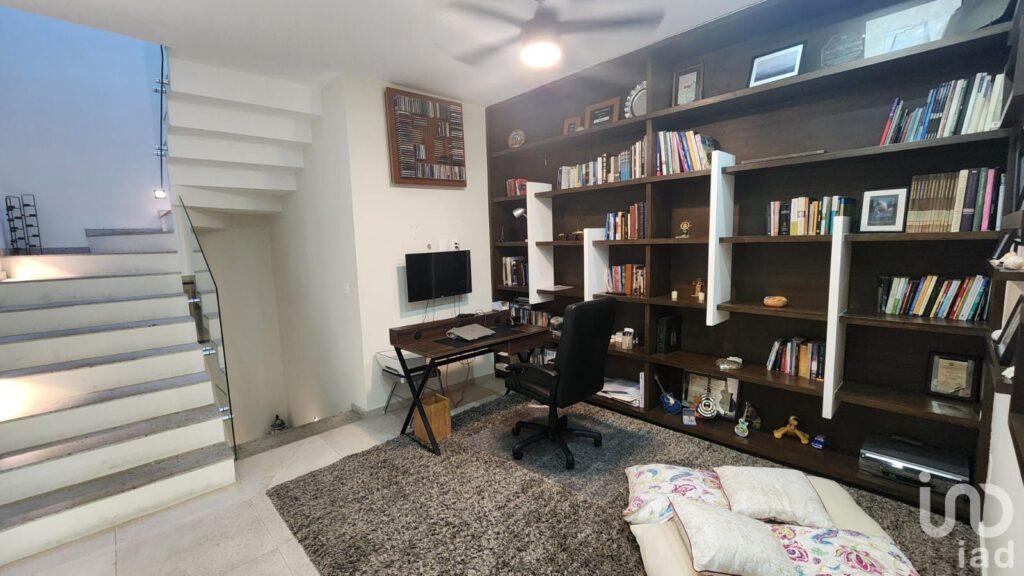 En venta: armonía y lujo en Arbolada, casa de 3 niveles con alberca y paneles solares