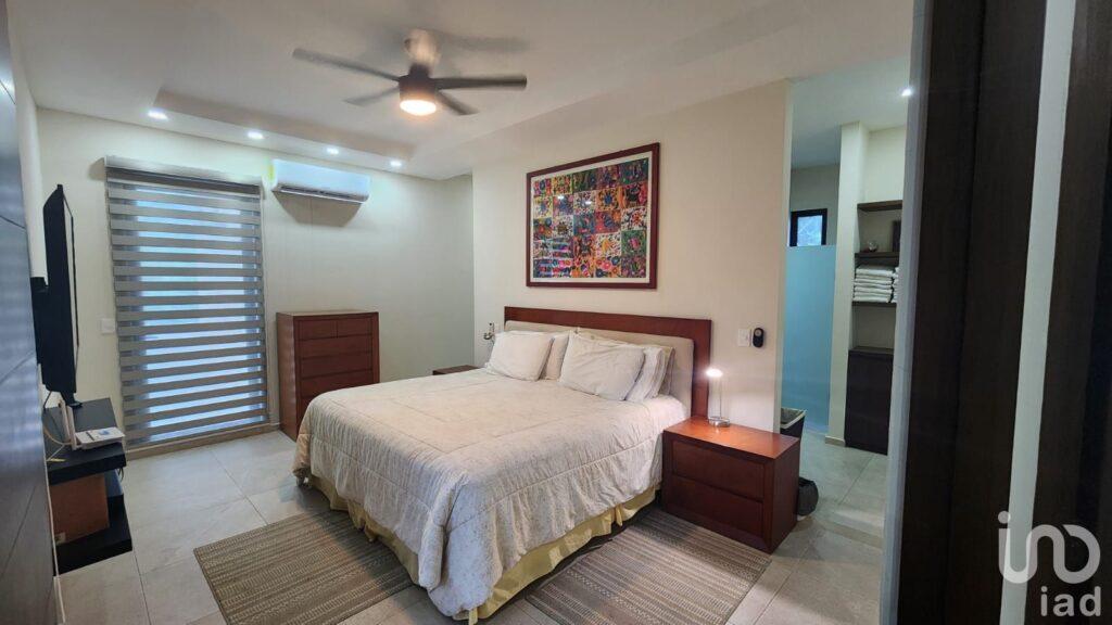 En venta: armonía y lujo en Arbolada, casa de 3 niveles con alberca y paneles solares