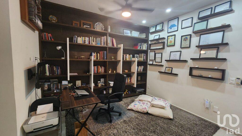 En venta: armonía y lujo en Arbolada, casa de 3 niveles con alberca y paneles solares