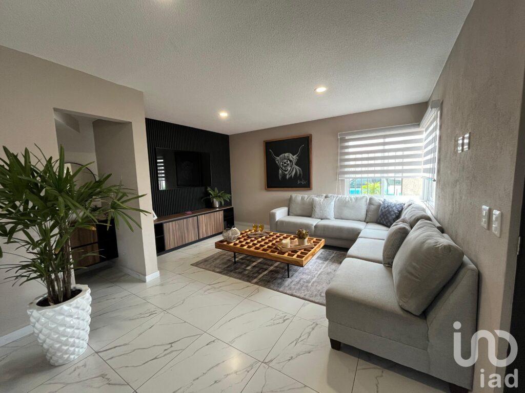 Hermosa Residencia con Amplio Jardín dentro de Fraccionamiento en Ojo de Agua, Tecámac