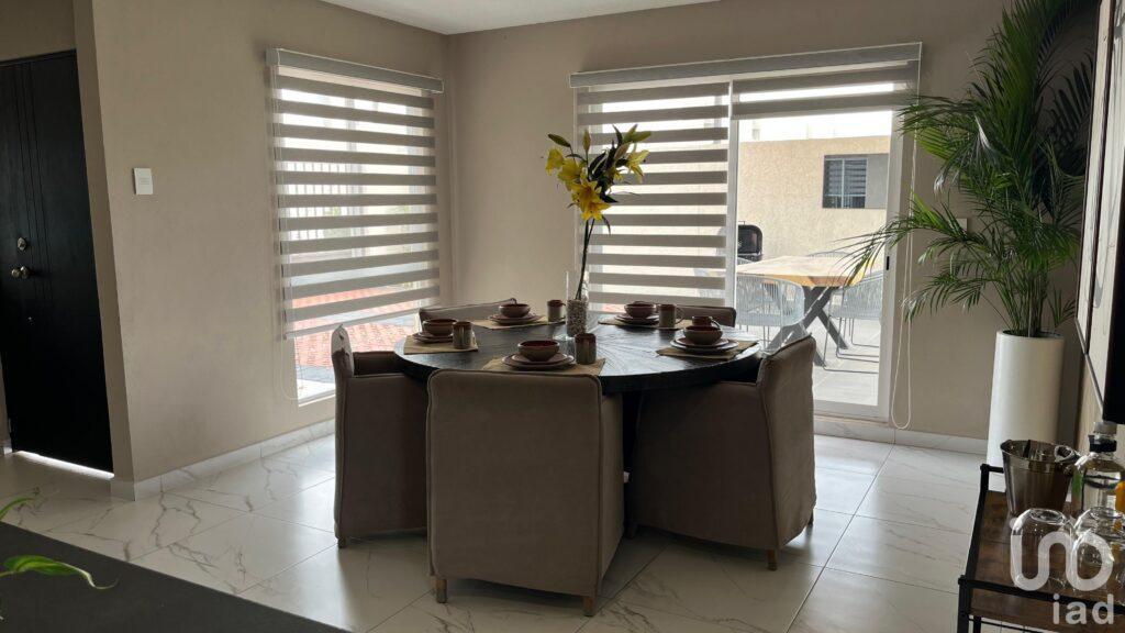 Hermosa Residencia con Amplio Jardín dentro de Fraccionamiento en Ojo de Agua, Tecámac