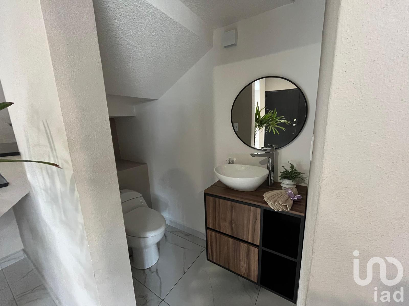 Hermosa Residencia con Amplio Jardín dentro de Fraccionamiento en Ojo de Agua, Tecámac