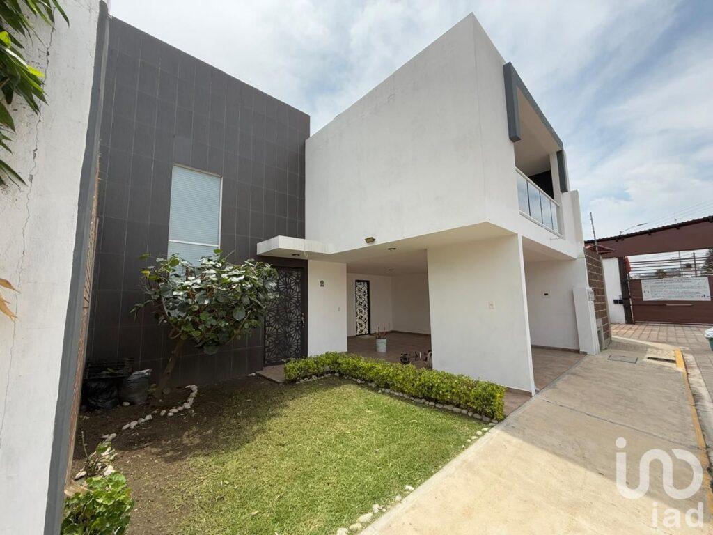 VENTA DE CASA CON AMPLIO JARDIN EN STA MARIA XIXITLA, SAN PEDRO CHOLULA