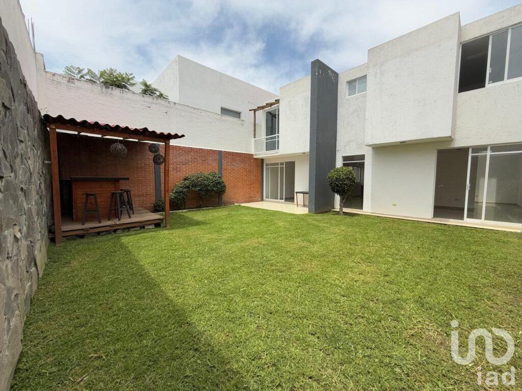 VENTA DE CASA CON AMPLIO JARDIN EN STA MARIA XIXITLA, SAN PEDRO CHOLULA