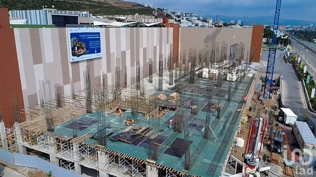 VENTA DE LOCAL COMERCIAL S.L.P. Towers at The Park