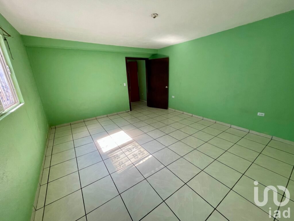 Casa en venta en col. Ignacio Zaragoza sobre la avenida principal con 2 amplias recamaras