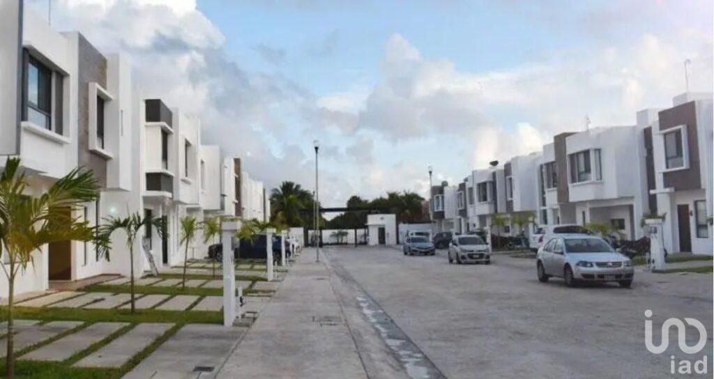 Amplia Casa en Fraccionamiento Playa del Sol II de Playa del Carmen