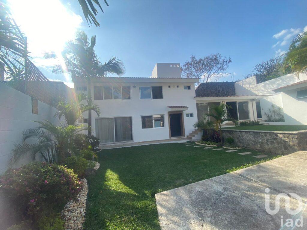 Casa sola con Alberca en Jardines de Cuernavaca Venta