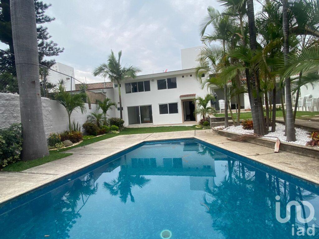 Casa sola con Alberca en Jardines de Cuernavaca Venta
