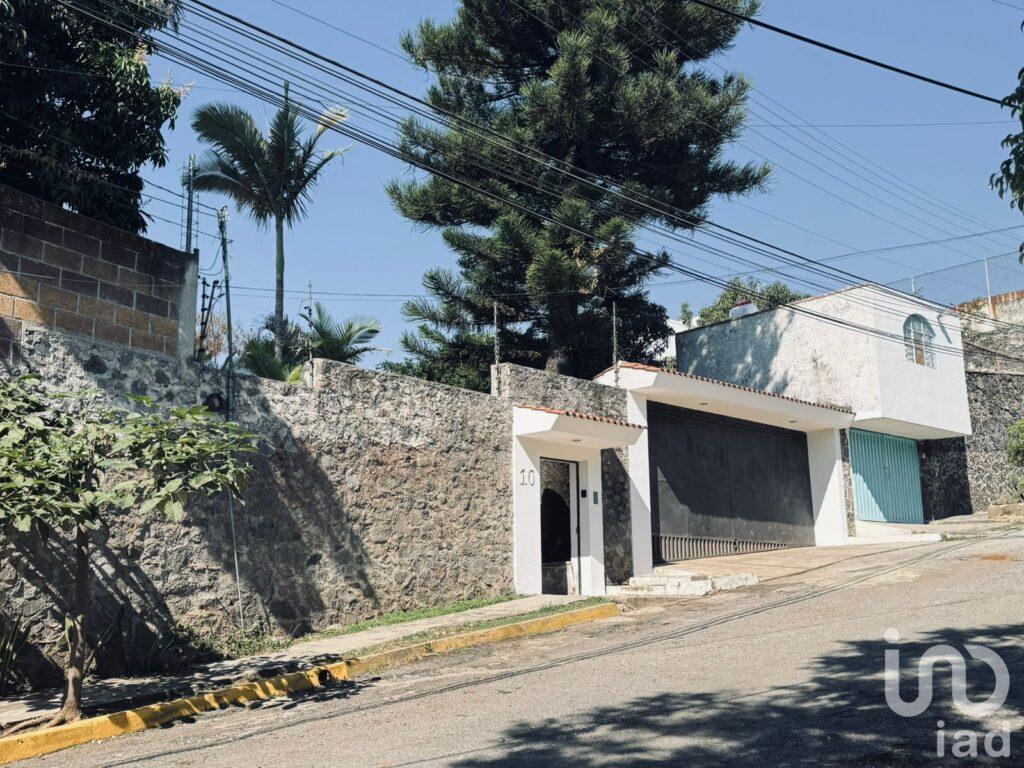 Casa sola con Alberca en Jardines de Cuernavaca Venta