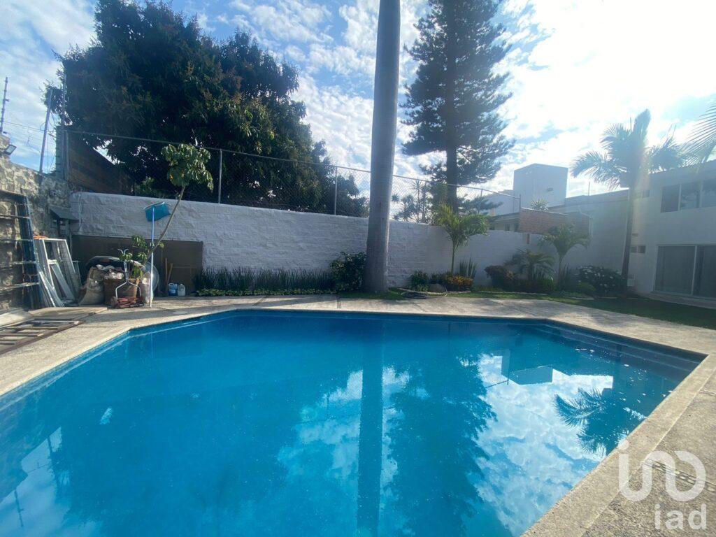 Casa sola con Alberca en Jardines de Cuernavaca Venta