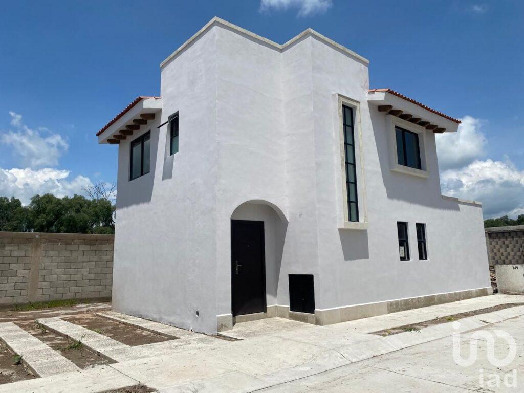 Casa en venta en Quintas de Campo Real con alberca y fcc privado aun costado Praderas de la hacienda