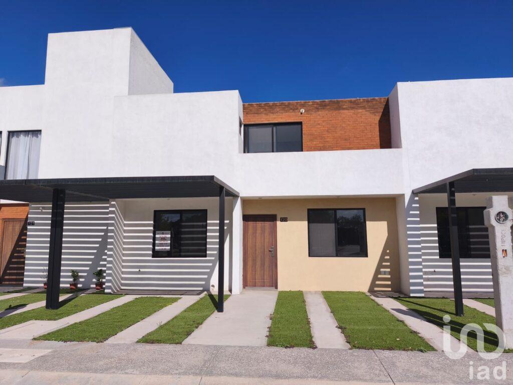 CASA EN VENTA EN PRIVADA ANTEQUERA EN POZOS A UNOS METROS DEL EJE 128