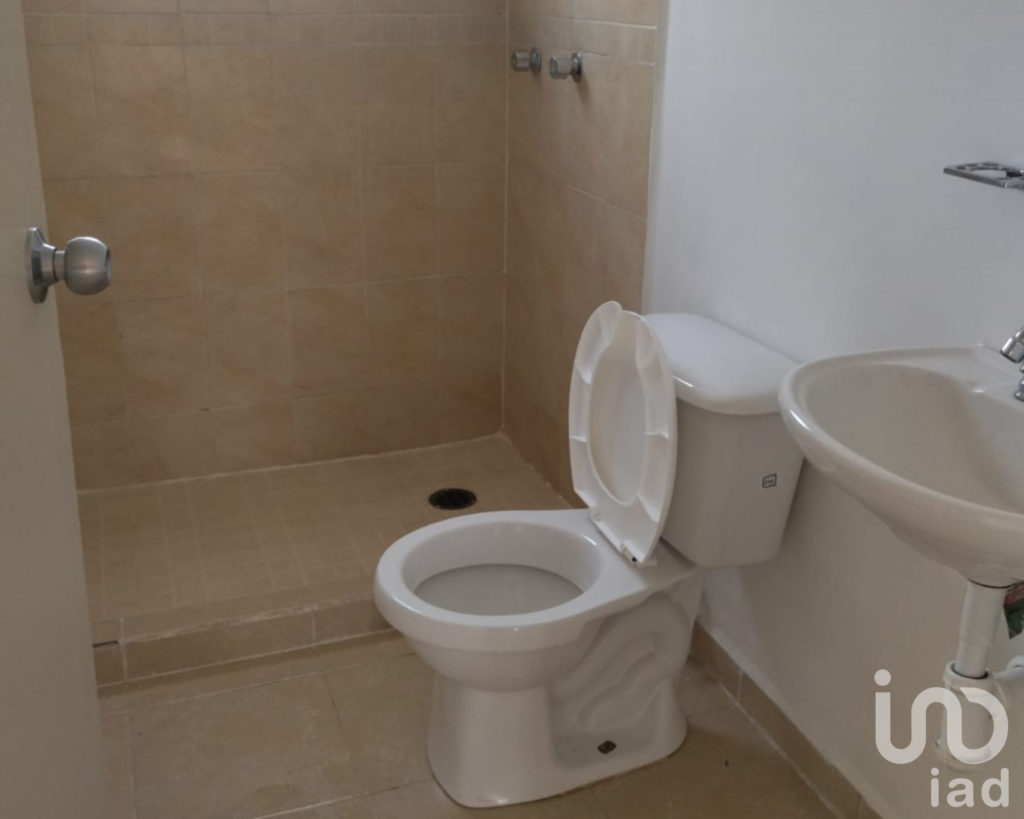 Hermosa Casa de 2 Niveles con Excedente en Venta dentro de Fraccionamiento en El Marqués, Querétaro