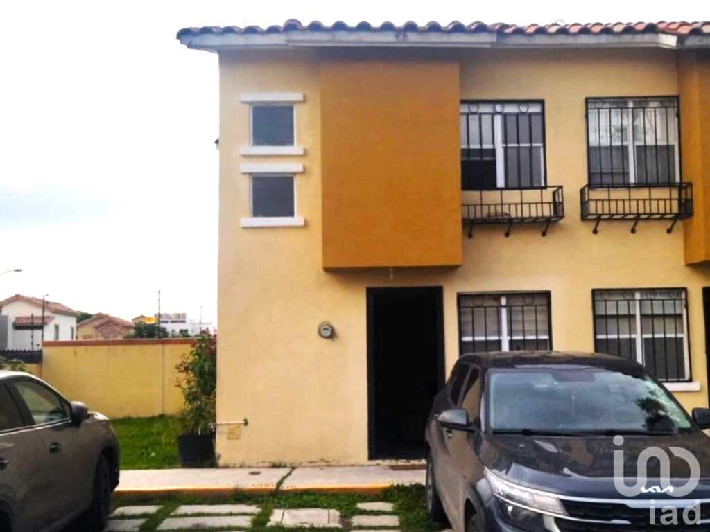 Hermosa Casa de 2 Niveles dentro de Fraccionamiento en El Marqués, Querétaro