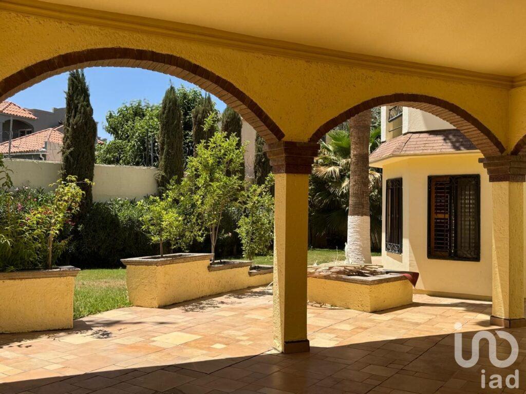 CASA EN VENTA EN EL CAMPANARIO