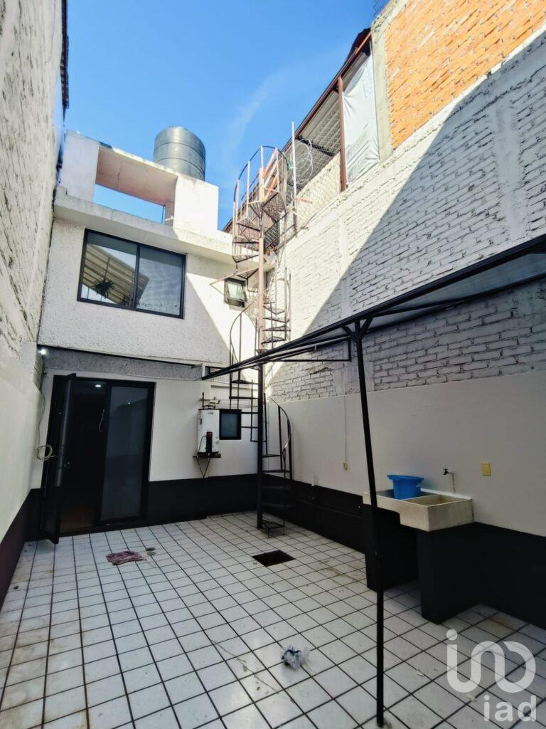 SE VENDE CASA EN INFONAVIT CAMELINAS ATRAS DEL IMSS CAMELINAS