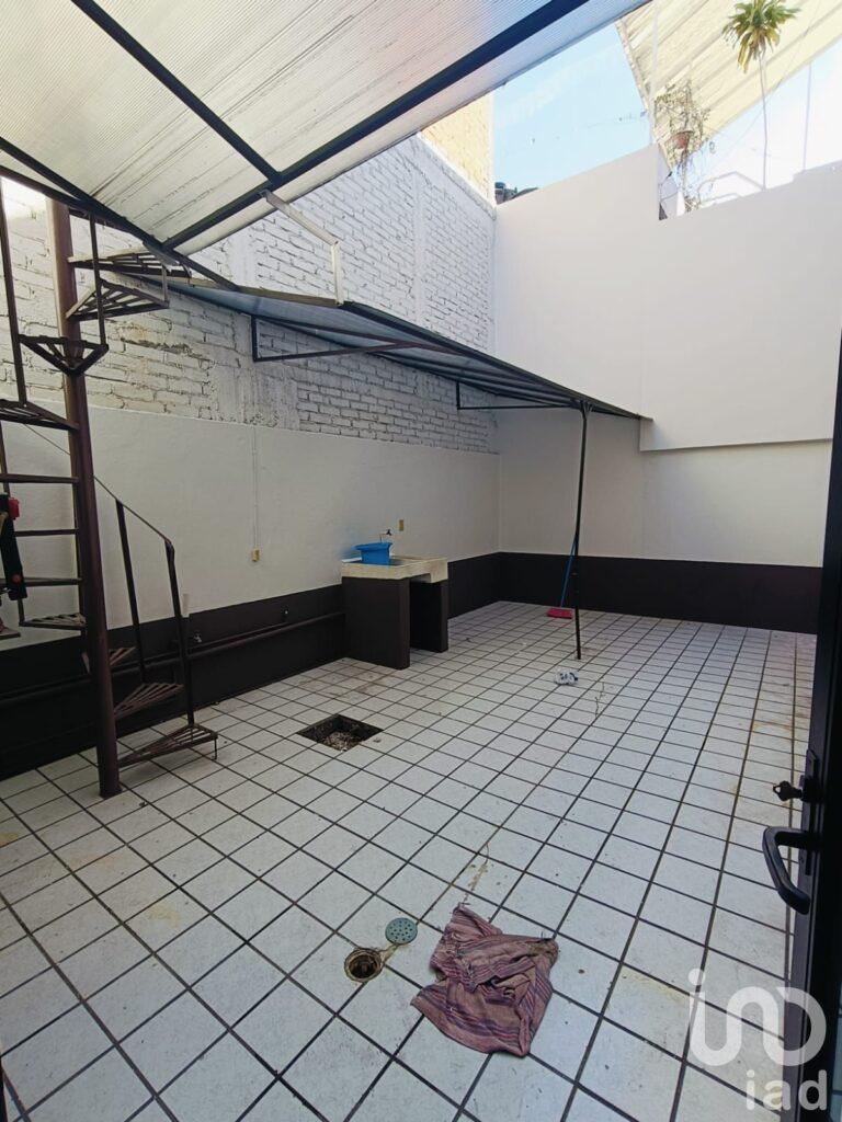 SE VENDE CASA EN INFONAVIT CAMELINAS ATRAS DEL IMSS CAMELINAS