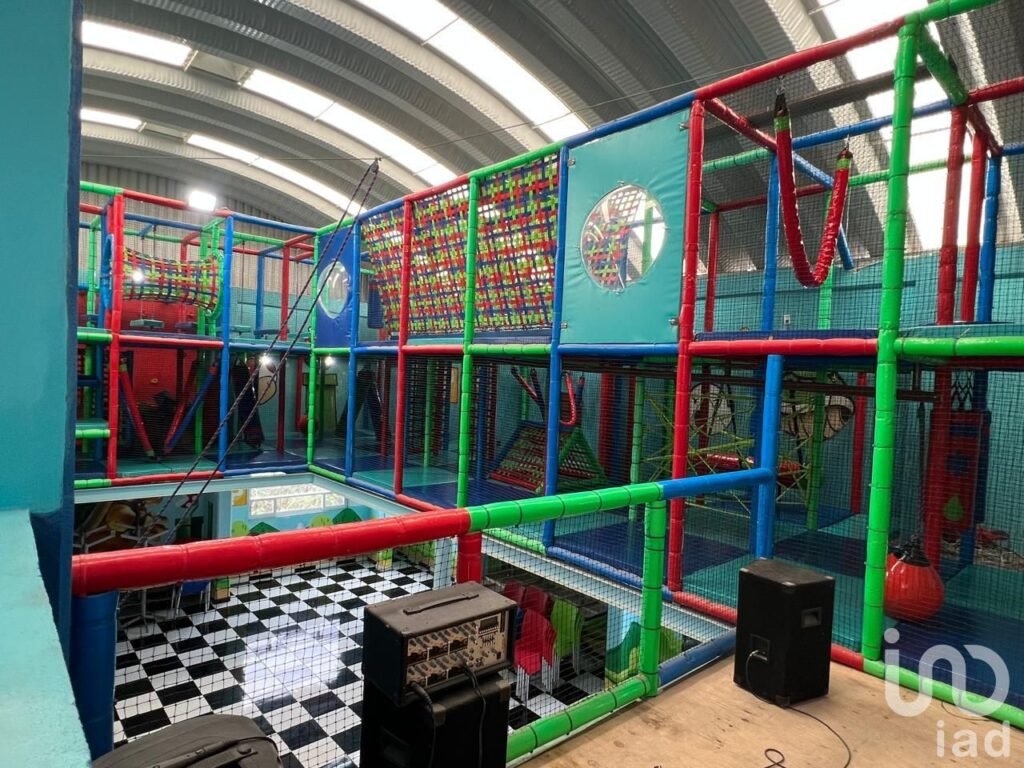VENTA DE SALON DE FIESTAS INFANTILES CON AREA COMERCIAL EN ECATEPEC